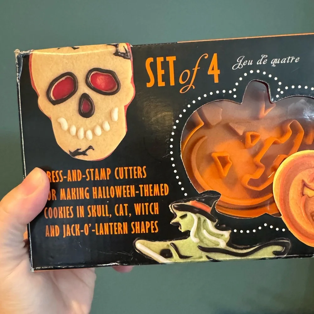 Williams Sonoma Halloween Cookie Cutter Set - cat, Jack o’Latern, Skull, Witch